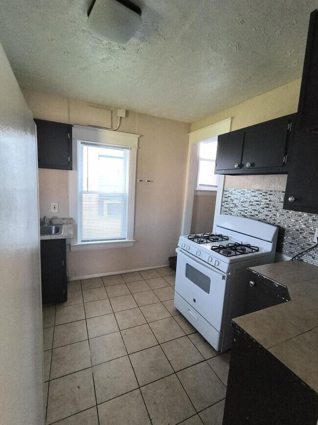 Building Photo - Spacious 3 Bedroom 1 Bath Located in East ...