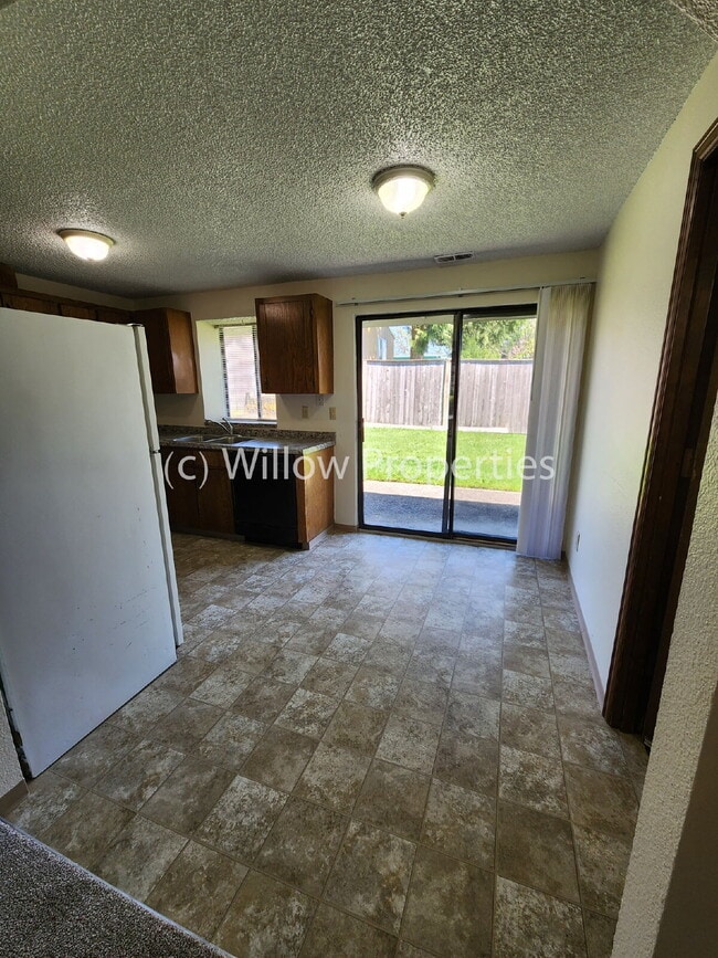 Building Photo - 2 Bedroom Duplex with 1 car garage