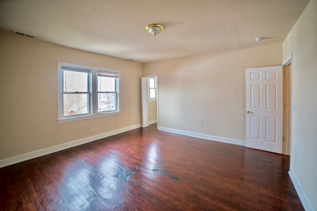 Building Photo - Spacious Kingman Park Apartment! One Bed P...