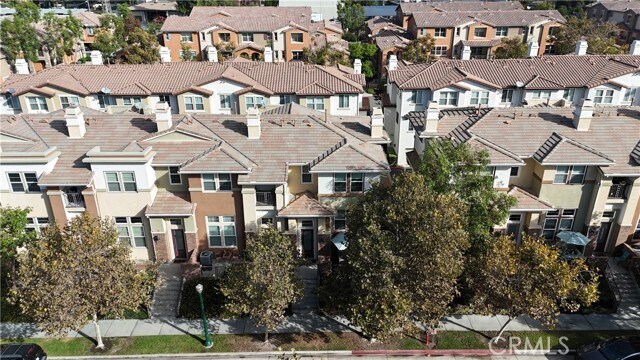 Building Photo - 615 W 1st St