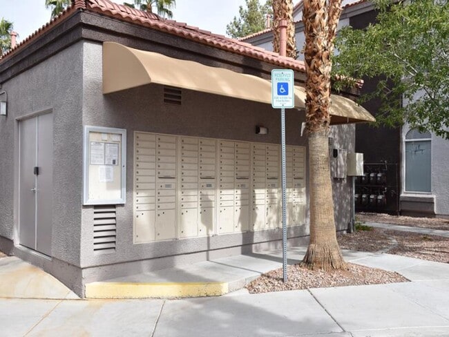 Building Photo - Fully remodeled ground floor 2BR unit in gated Mission Ridge - with garage!