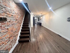 Building Photo - 924 Catharine St