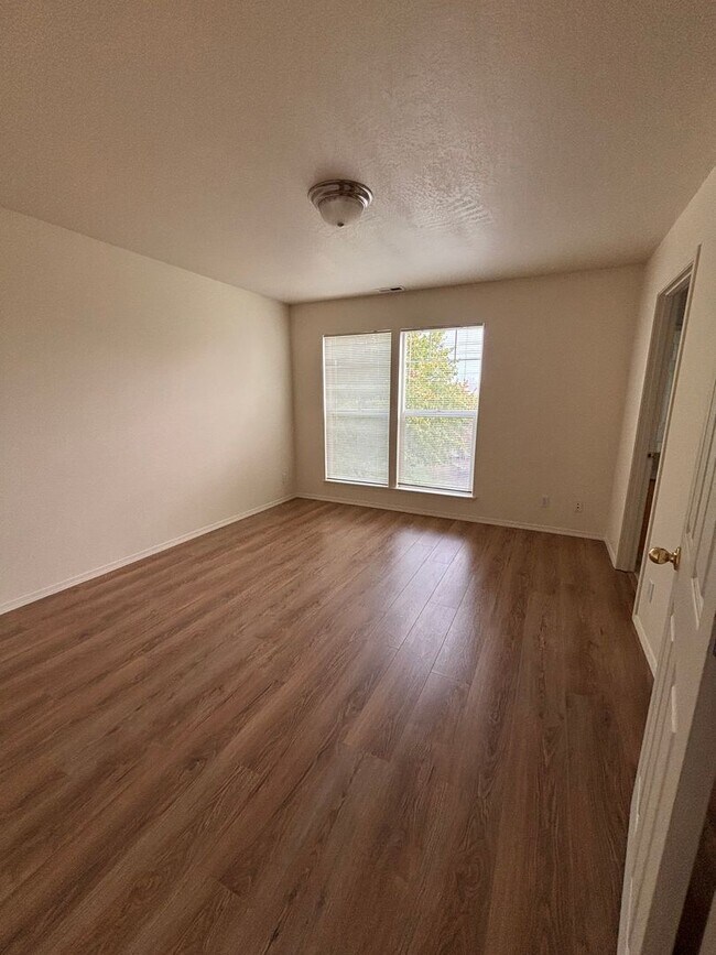 Building Photo - 3 Bedroom in Lexington Neighborhood