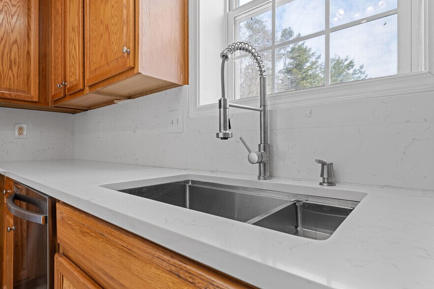 Building Photo - 4 Maravista Ave