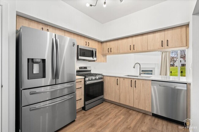 Building Photo - 1260 Cranbrook Dr