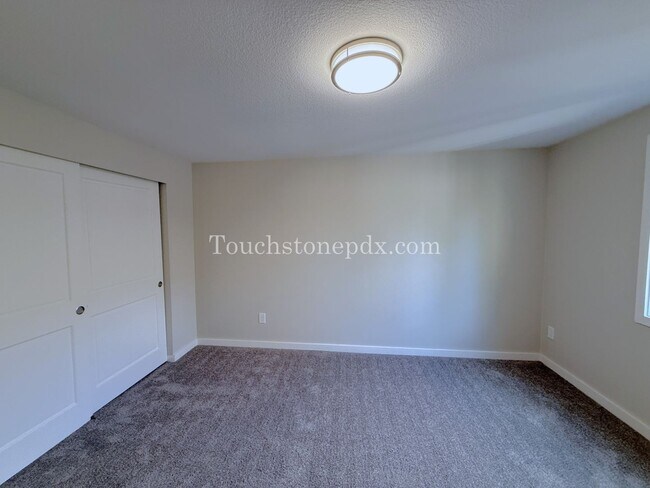 Building Photo - 119 SE Sweetbriar Ln