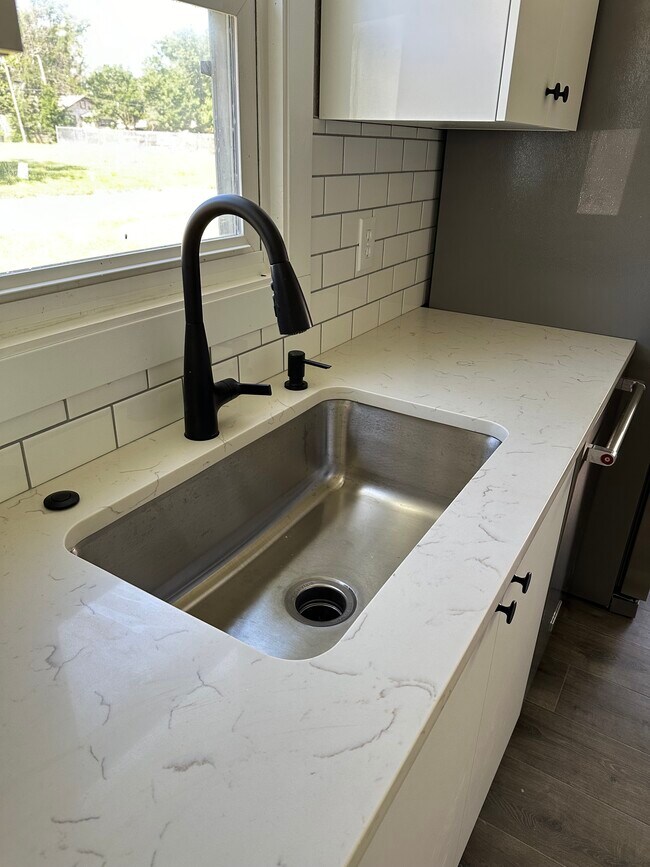 Building Photo - 240 W 8th Ave