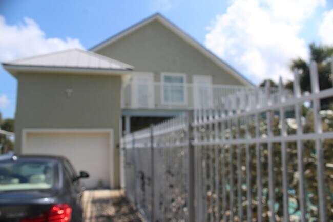 Building Photo - Furnished Riverview Home w/ Pool