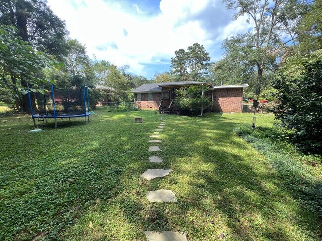 Building Photo - Awesome Green Acres Home!