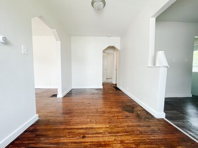 Building Photo - Cozy 2 Bedroom Home! Detached Garage! Large Backyard!