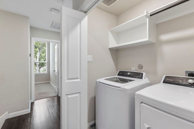 Building Photo - 5021 Lehman Oaks Dr