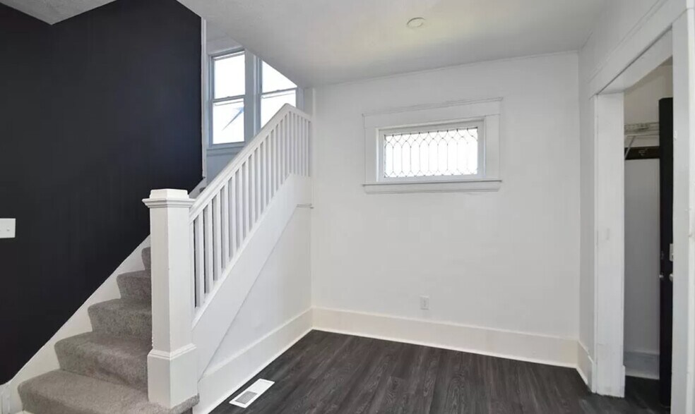 Building Photo - 1544 E 120th St