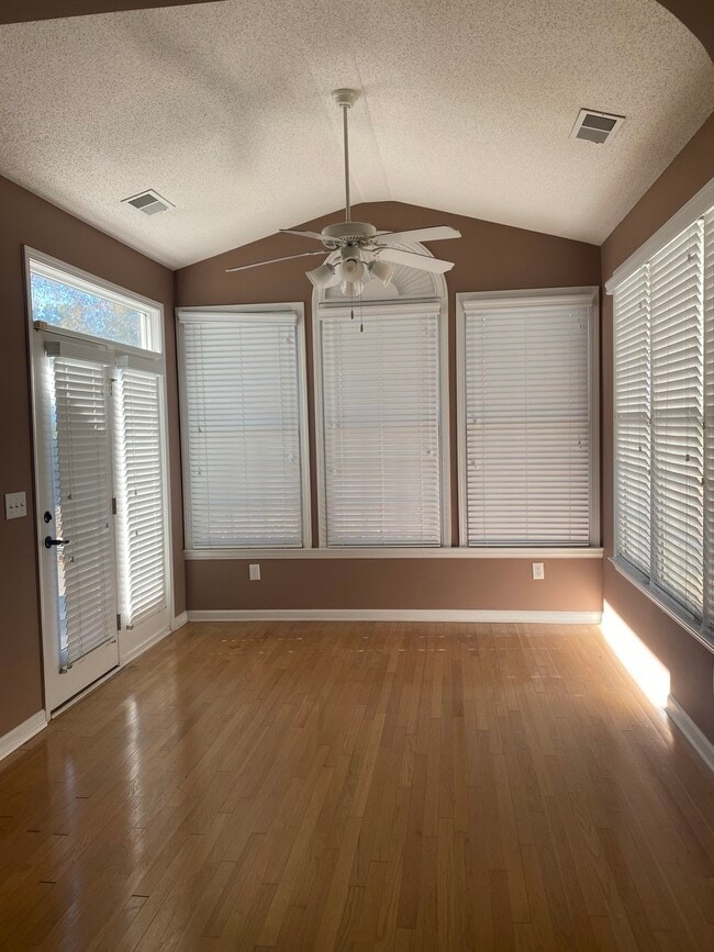 Building Photo - 104 Alexandria Blvd