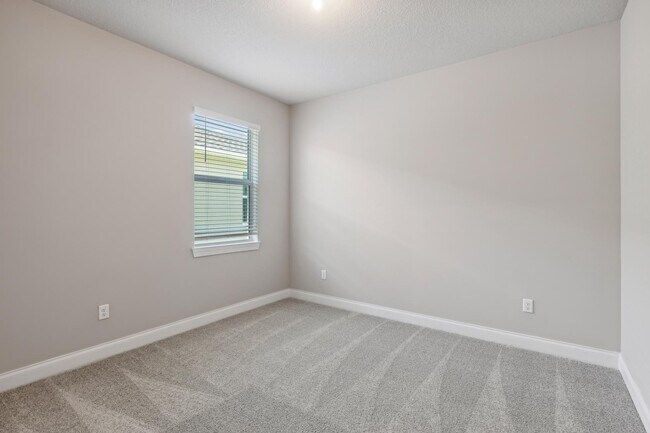 Building Photo - 6632 Cloverdale Ave
