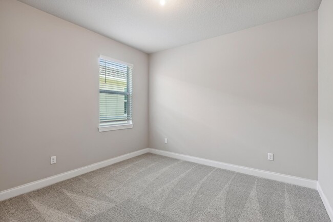 Building Photo - 6632 Cloverdale Ave