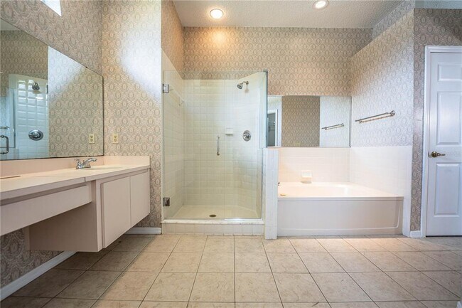 Building Photo - 2326 Deerbrook Dr