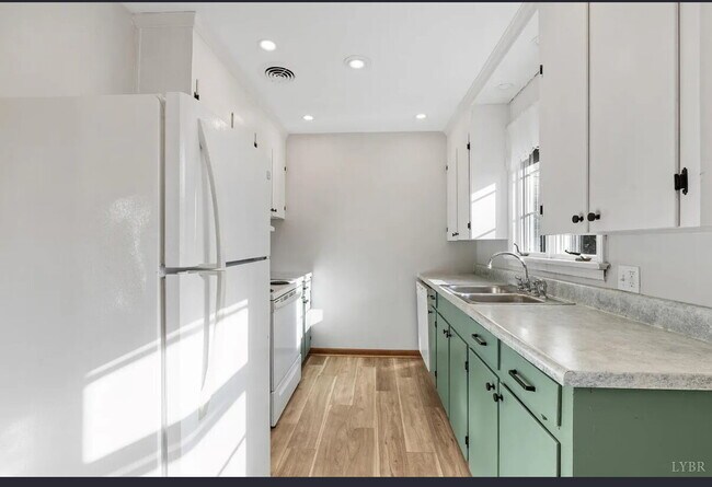 Building Photo - 3 bed 1 bath home in Sandusky area.