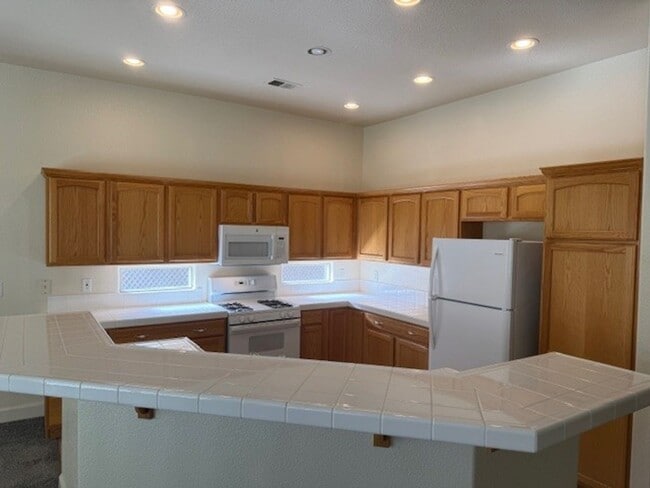 Building Photo - Beautiful Three Bedroom in the Golf Cou...