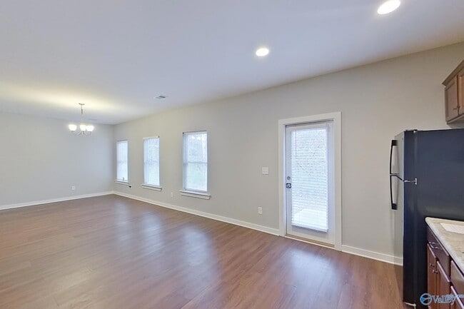 Building Photo - 433 White Oak Cir