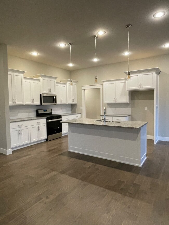 Building Photo - Gorgeous 4Bedroom House, on spacious 2 acres