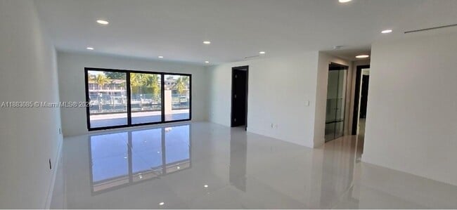 Building Photo - 406 Holiday Dr