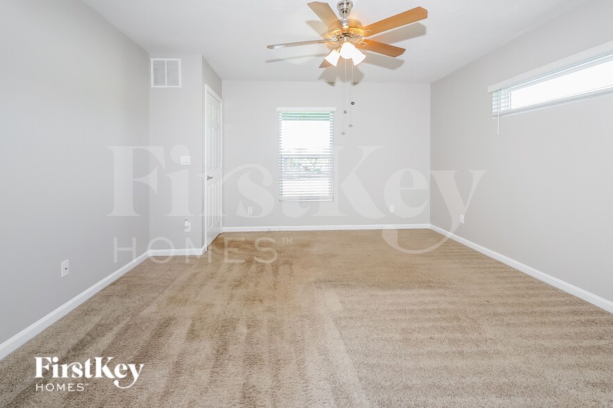 Building Photo - 511 SW Nadell Ave