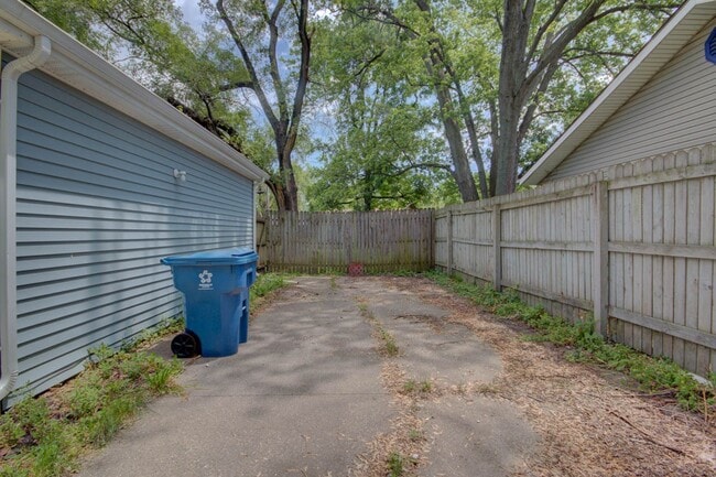 Building Photo - 3 bed home