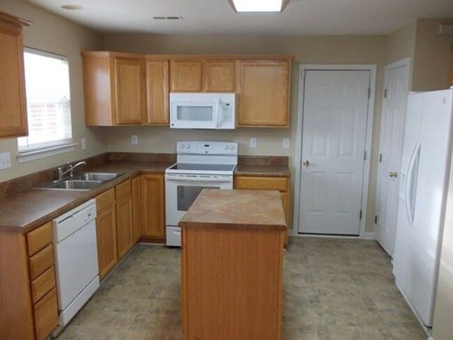 Building Photo - Spacious 4-bedroom home