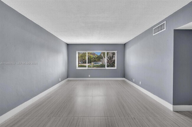 Building Photo - 101 SE 6th Ave