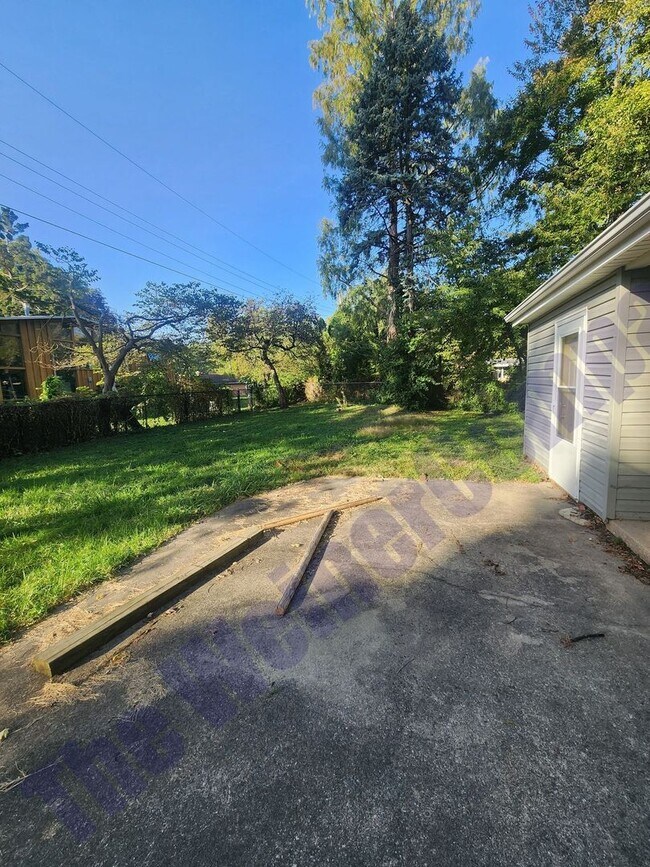 Building Photo - 4 Bedroom 2 bath House Available August 1st!