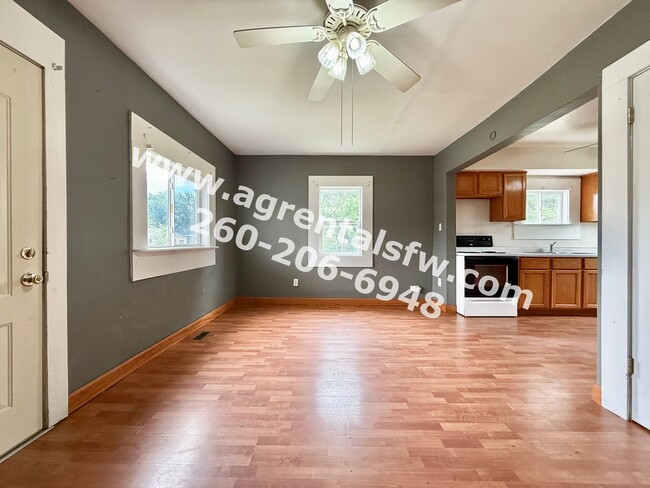 Building Photo - 2 Bedroom House