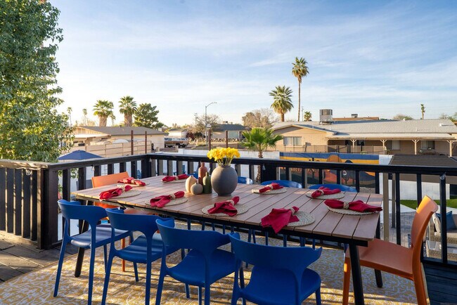 Building Photo - 4530 W Paradise Dr