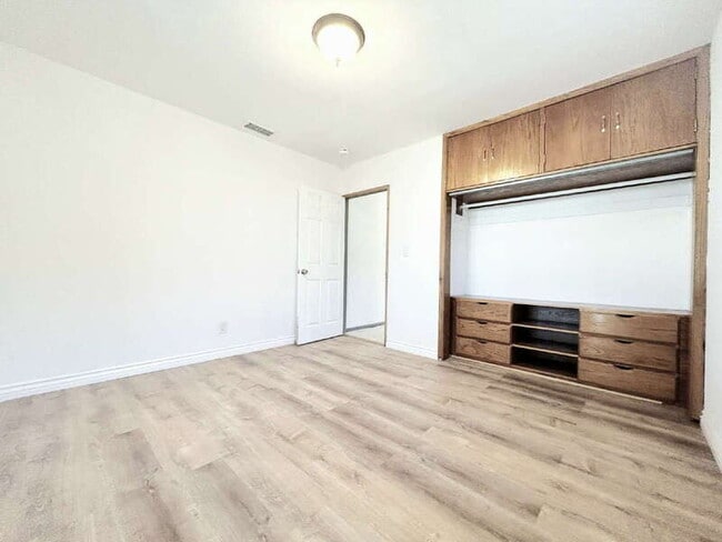 Building Photo - 439 W Buckthorn St