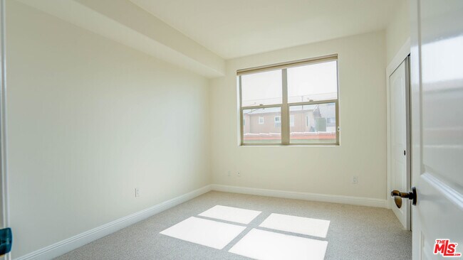 Building Photo - 5037 Rosewood Ave
