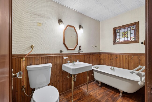 Building Photo - Mid-Century Gem with Hot Tub, Large Deck, and Bonus Rooms in Issaquah – 4 Bed, 3 Bath, 2,940 Sq Ft