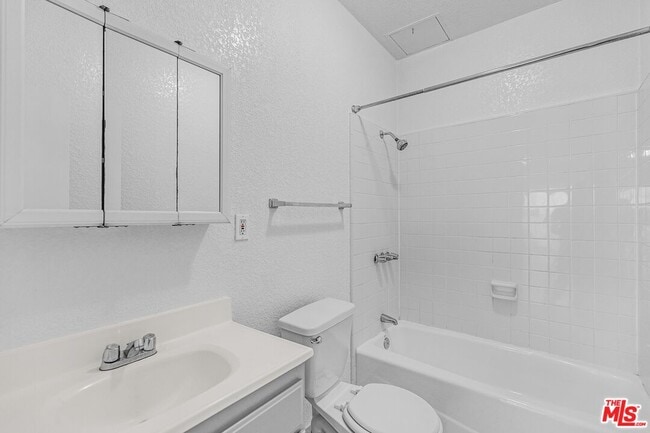 Building Photo - 26 Breeze Ave