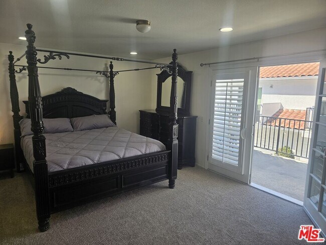 Building Photo - 506 S Grevillea Ave