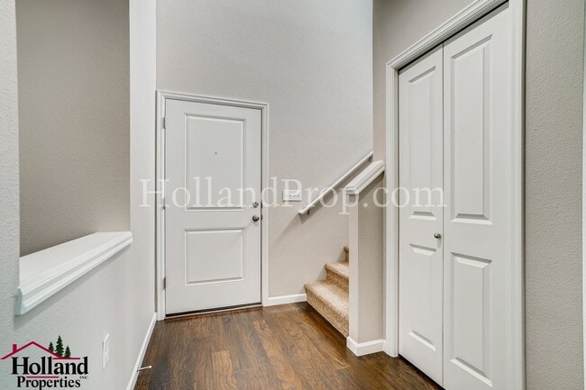 Building Photo - Charming 4-Bedroom Home Near Parks and Tra...
