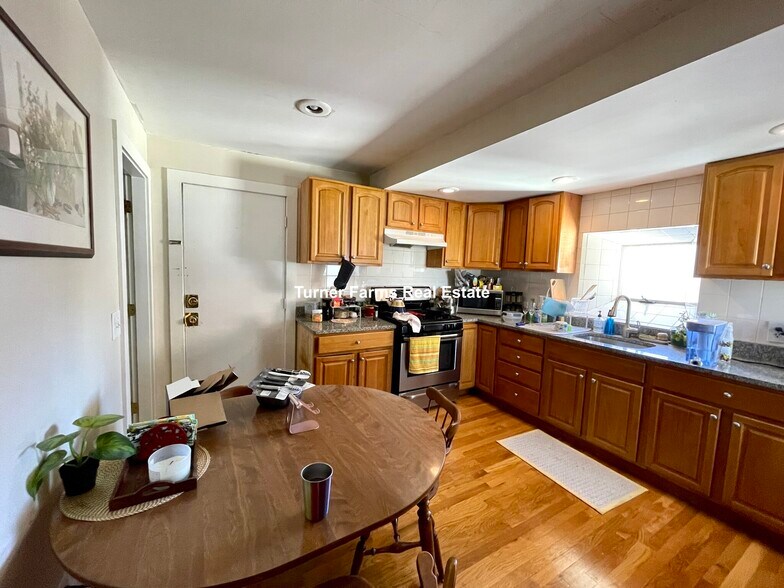 Building Photo - 42 Sewall St