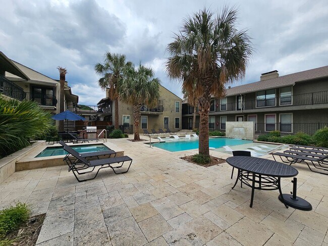 Building Photo - 2-bedroom, 2-bath condo in Gated community...