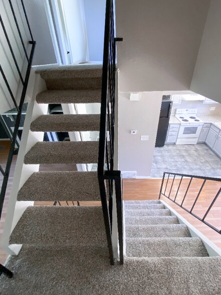 Building Photo - 2282 S Oakland Way
