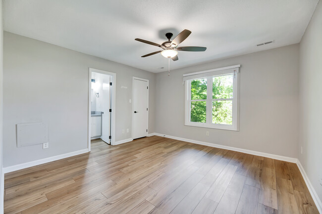 Master bedroom with en-suite bath and walk in closet - 5540 Kaplan Dr