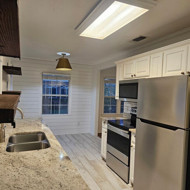 Building Photo - Bradley Duplex