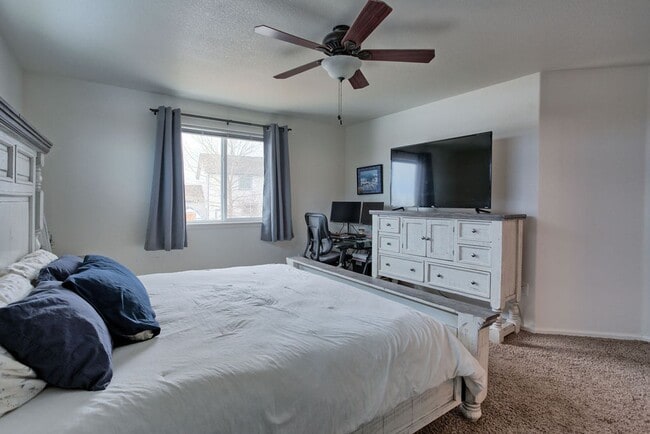 Building Photo - 3 Bedroom 2 1/2 Bath Split Level in Johnstown