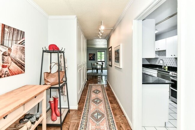 Building Photo - Luxurious 1BR Corner Unit in Prime Dupont ...