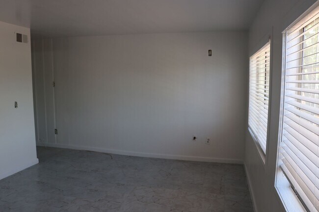 Building Photo - 2416 Cedar Dr