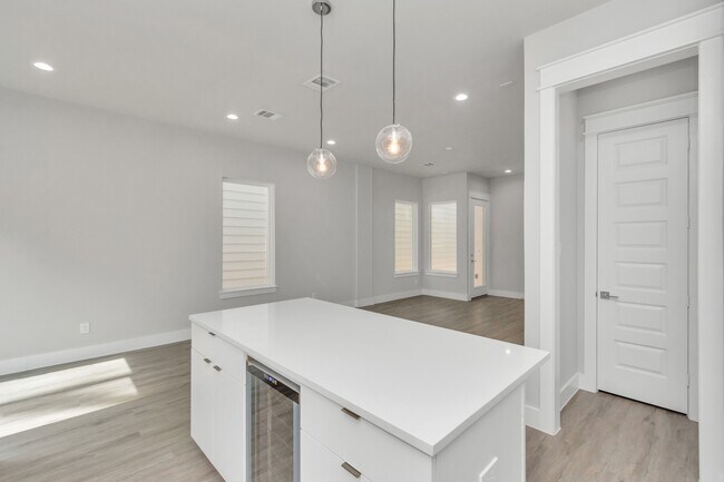 Building Photo - 5818 Burt St