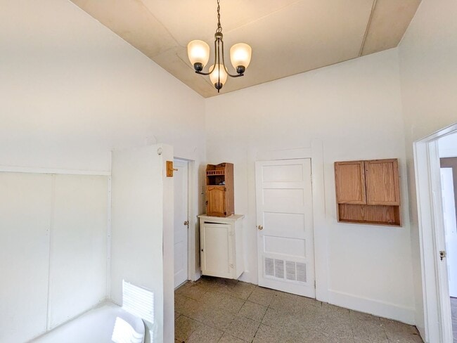 Building Photo - 1385 Long Ave