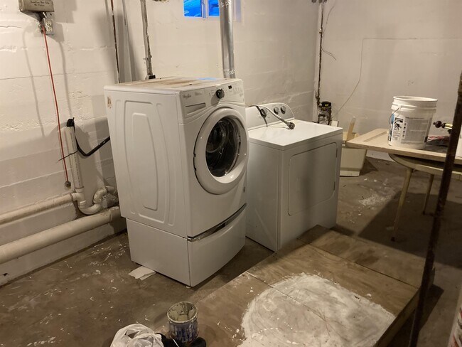 Building Photo - 630 W 7th Ave