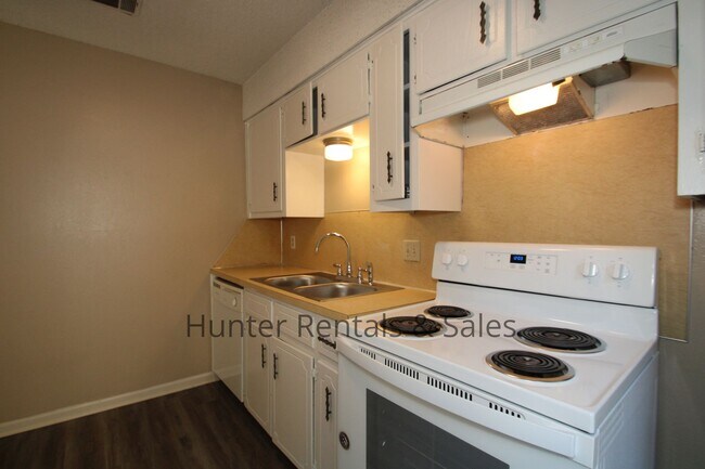 Building Photo - Two-Story Living!